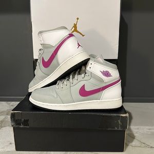 Air Jordan 1 Retro Grey Mist Fuchsia Flash (GS) size 7.5y